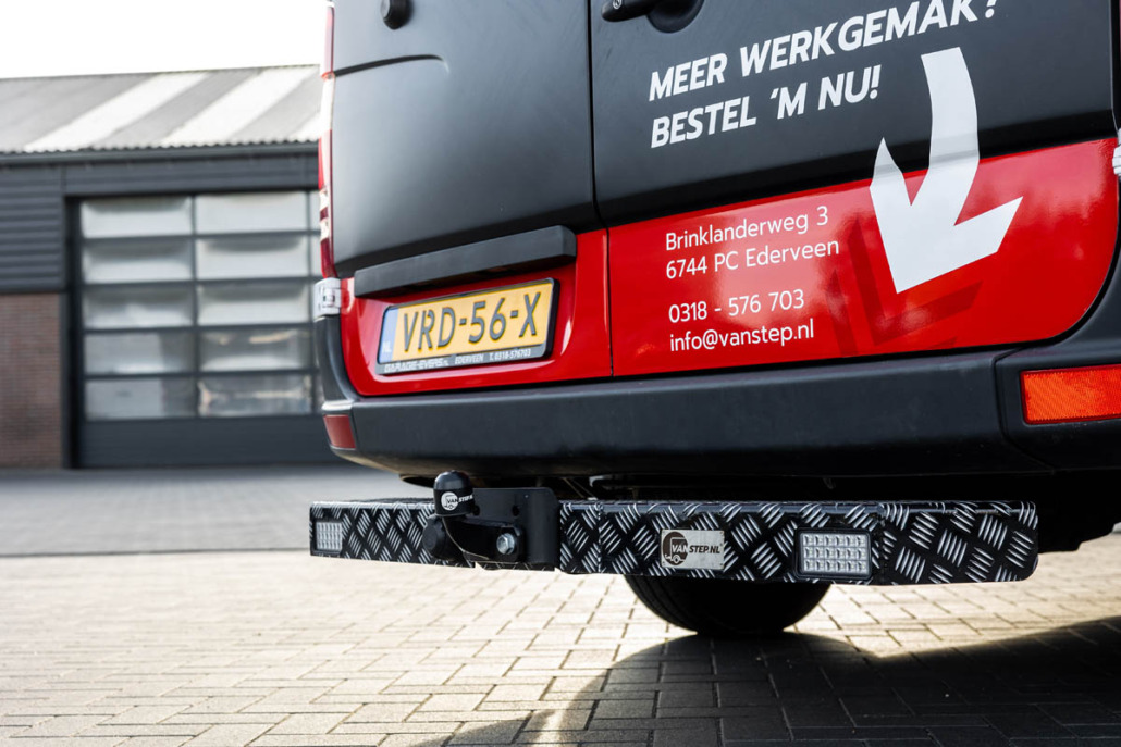 Treeplank voor bedrijfsbus door Garage Evers in Ederveen