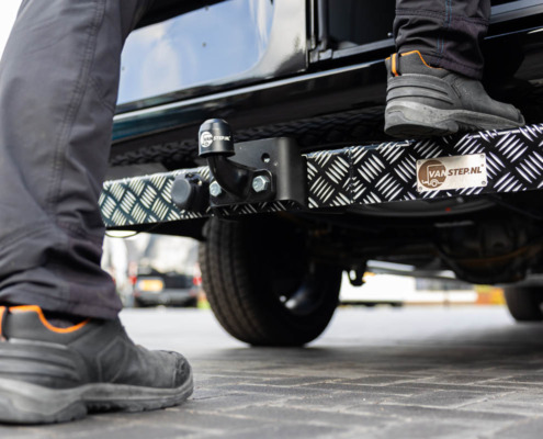 Treeplank voor bedrijfsbus door Garage Evers in Ederveen