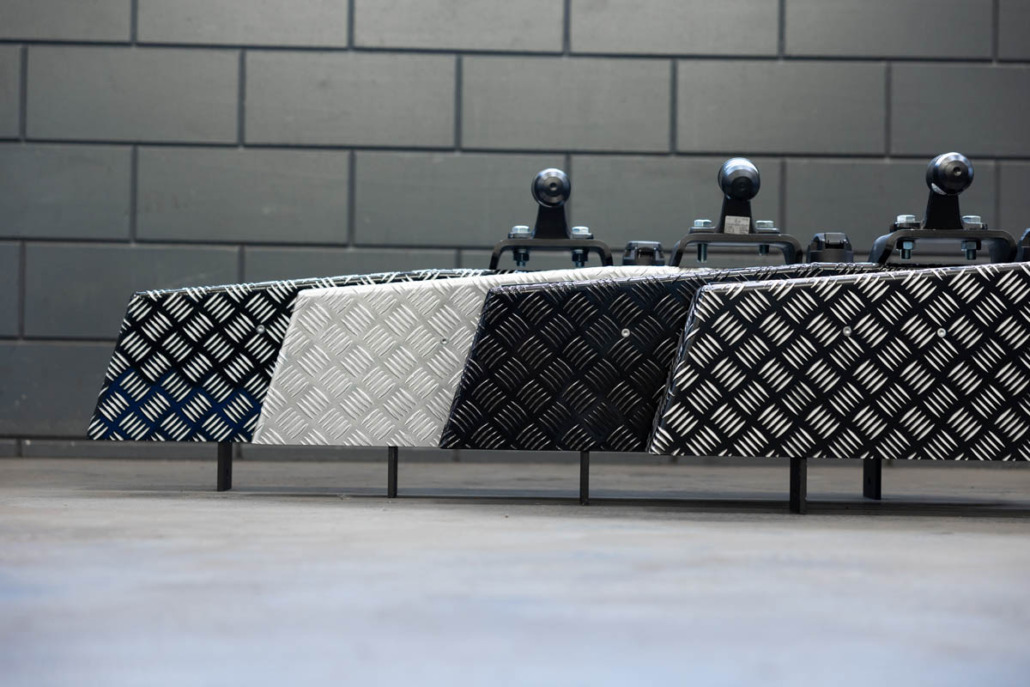 Treeplank voor bedrijfsbus door Garage Evers in Ederveen